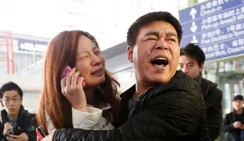 Impacto en familiares pasajeros de avión se estrelló en Mar de Vietnam