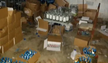 Fábrica de bebidas alcohólicas adulteradas operaba en SDO; PN la desmantela