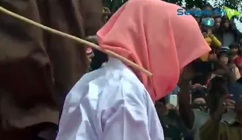 El video muestra una mujer reciendo fuertes latigazos por su alegada infidelidad