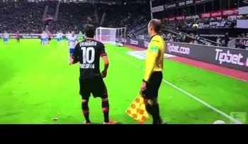 Mira cómo reacciona un futbolista cuando le lanzan un trozo de pan (VIDEO)