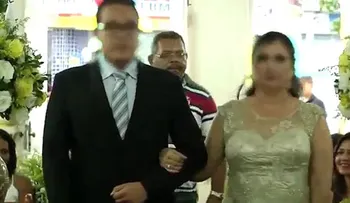 EL VIDEO MUESTRA IMAGENES EXPLICITAS: Desfiló en la iglesia detrás de la novia y el padrino, sacó un arma y disparó contra tres invitados