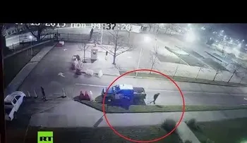 Un reo escapa esposado de una patrulla mientras sus guardias duermen
