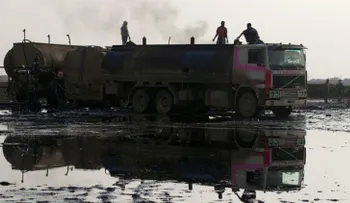 Petróleo sangriento para Erdogan: dron graba "trabajo sucio" del EI en frontera turco-siria (VIDEO)