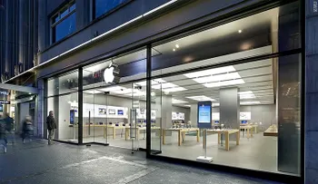 Evacúan una tienda Apple por batería de Phone que se incendió