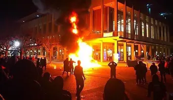 Violentas protestas en Berkeley obligan a cancelar un acto de un editor ultraderechista