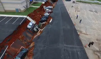 Un enorme agujero se traga a los coches estacionados en un restaurante de Mississippi