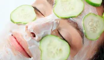 Blanquear manchas frotando estos alimentos en la cara