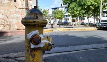 Comunidad dice está cansada de tapar hidrante