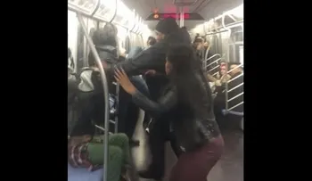 Lenguaje vulgar: Mujeres y hombres se caen a golpes en tren 