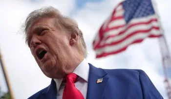 Aprobación de Trump cae a 33% a dos semanas de las legislativas, según encuesta