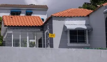 En República Dominicana la seguridad se paga: herreros y técnicos migran a portones cerrados y videovigilancia