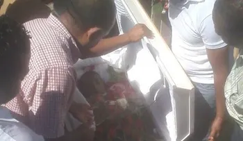 Multitud asiste a sepultura de hombre que se suicidó lanzándose de "El Huacal"