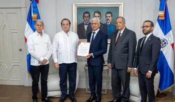 Presidente del Senado, Ricardo de los Santos recibe del Poder Ejecutivo anteproyecto ley Plan de Ordenamiento Territorial