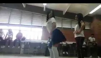 Un baile de estudiantes frente a sus profesores que genera indignación