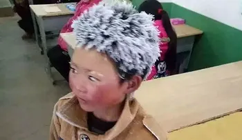Niño llega con el pelo congelado y al maestro se le rompe el corazón al descubrir el porqué