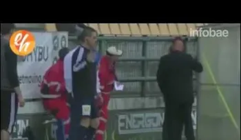 Su borrachera era tan grande que tuvo que ser sacado del partido (VIDEO)