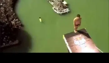 Un saltador se golpea en la cabeza a 27 metros de altura (Video)