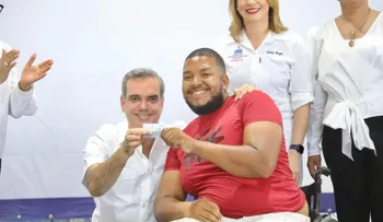 Presidente Luis Abinader entrega 3,000 nuevas tarjetas Supérate en Monte Plata