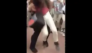 Impactante video: Un policía de Texas reduce a una niña con una llave demoledora