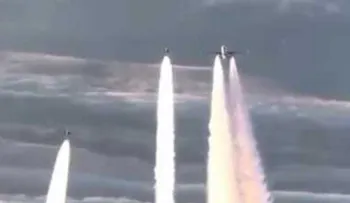 El increíble momento en que dos cazas alemanes interceptan un avión de pasajeros indio (VIDEO)
