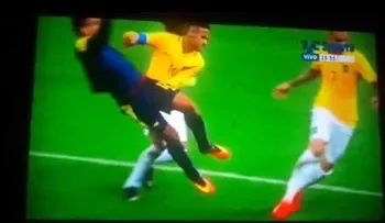 La dura patada de Neymar que causó trifulca con colombianos (VIDEO)