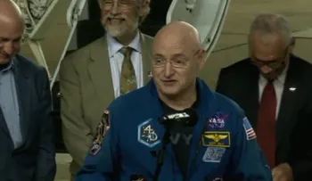 Abrazos, cerveza y pastel de manzana para Scott Kelly tras un año en el espacio