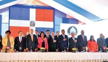 Presidente encabeza entrega de mercado de El Almirante