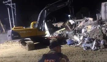 Equipos de Obras Públicas remueven escombros tras explosión envasadora de gas
