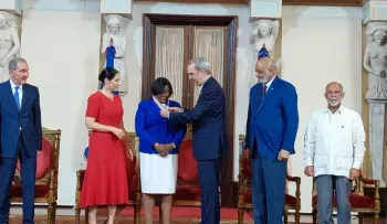 Presidente Abinader reconoce a 14 maestros