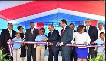 Presidente Medina junto al ministro Navarro entrega un nuevo plantel escolar y una estancia infantil en Bahoruco