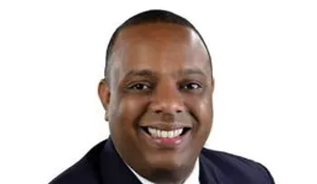 Luis Henríquez aspirante a diputado por el PLD lanza bolitas para hacer moñitos a niña  en plena caravana en Santo Domingo Este.