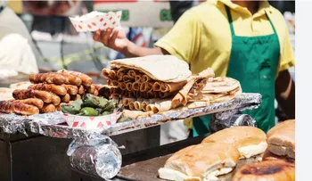 Comer en la calle: una costumbre que puede afectar la salud y el bolsillo