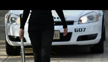 Un mujer sorprende a su esposo con su amante, y le entró a batazos a la camioneta 