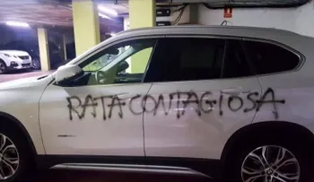 El vergonzoso grafiti que pintaron a una doctora en su auto