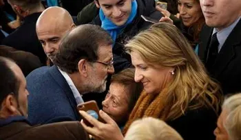 Adolescente abofetea a presidente de España durante acto de campaña