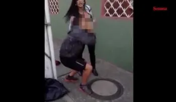 Colombiana obliga a su agresor a desnudarse (VIDEO)