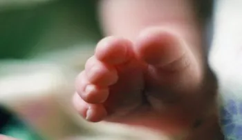 Bebé de nueve meses fallece tras sufrir caída mientras dormía.
