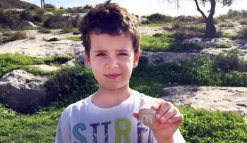 Un niño descubre una reliquia de 3 mil años en una ciudad bíblica