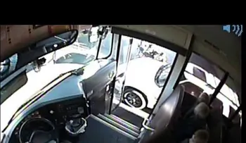 Video: tres niñas se salvan de milagro de ser atropelladas por autobús