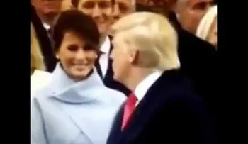 Trump regaña a su esposa durante la investidura (VIDEO)