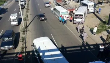 Bloquean autopista por incursión de rutas autobuses
