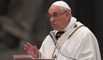 El papa sufre una caída mientras regresaba a su residencia, pero está bien, afirma portavoz del vaticano