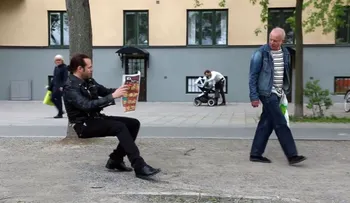 El truco de la silla invisible que deja a todos boquiabiertos en plena calle