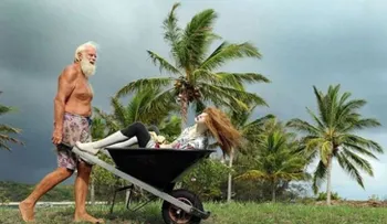 Un ex millonario que vive en una isla hace 23 años con dos maniquíes, cuenta su experiencia 