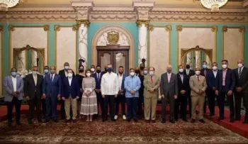 Abinader revela que su padre quería que él fuera pelotero; recibe equipo dominicano que representará al país
