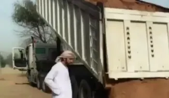 El príncipe de Dubái Hamdan bin Mohammed Al Maktoum, ayuda a un camión atascado en pleno desierto (VIDEO)