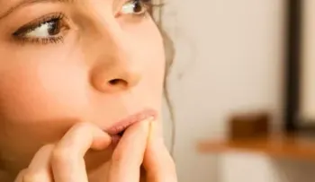Onicofagia: el hábito de morderse las uñas que deteriora los dientes de forma permanente