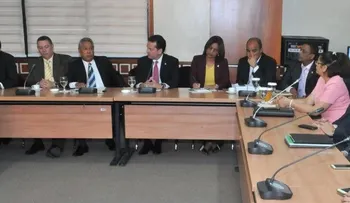 Rechazan anuncio del Gobierno de que no habrá aumento salarial para 2017