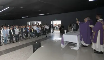 Obispo Benito Ángeles llama a colaboradores del MOPC a proteger la ciudadanía en las carreteras.