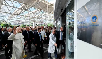 Papa León XIV operado con éxito de un adenocarcinoma pulmonar; permanecerá una semana hospitalizado